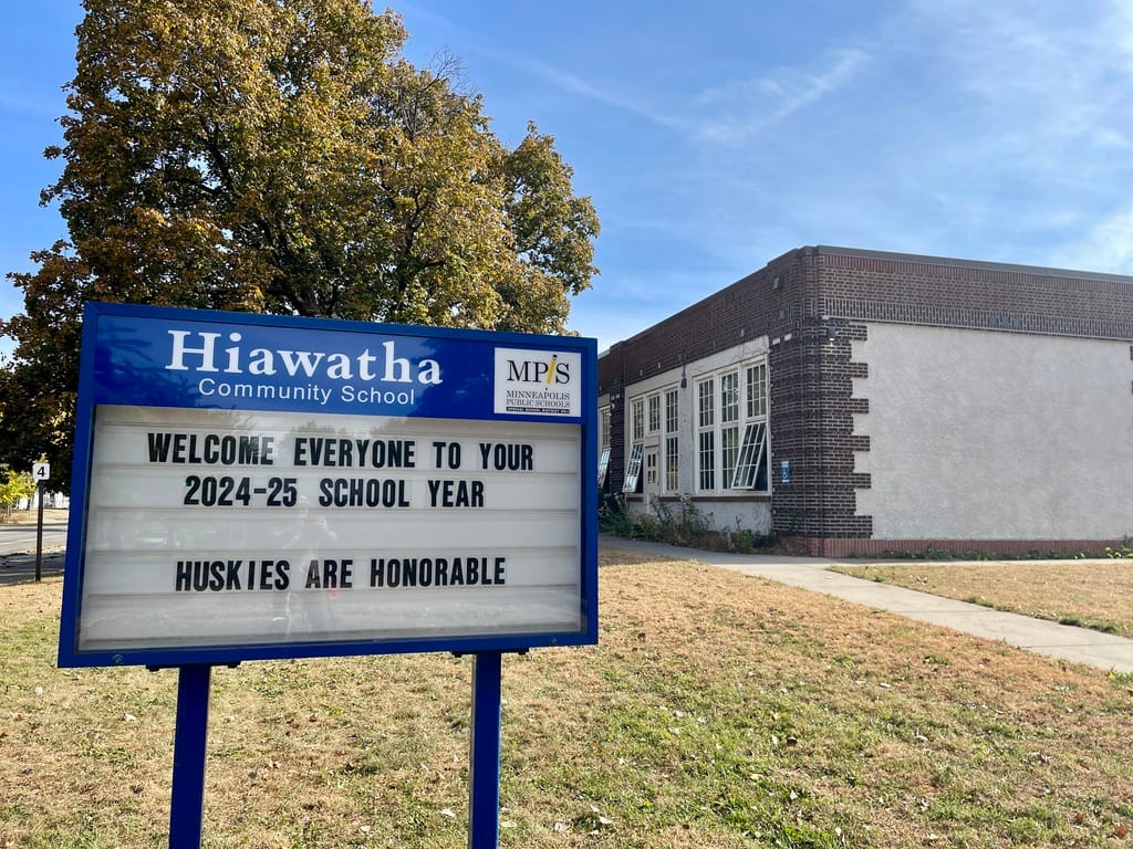 📚 After parent pressure, Hiawatha will no longer have the two largest first-grade classrooms in the district